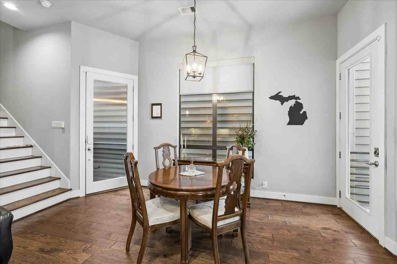 2410 Couch St - Photo 4 of 23