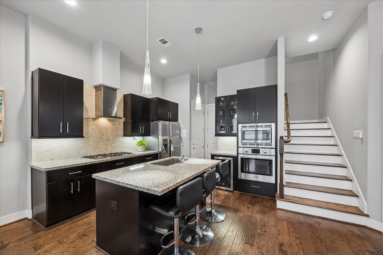 2410 Couch St - Photo 6 of 23