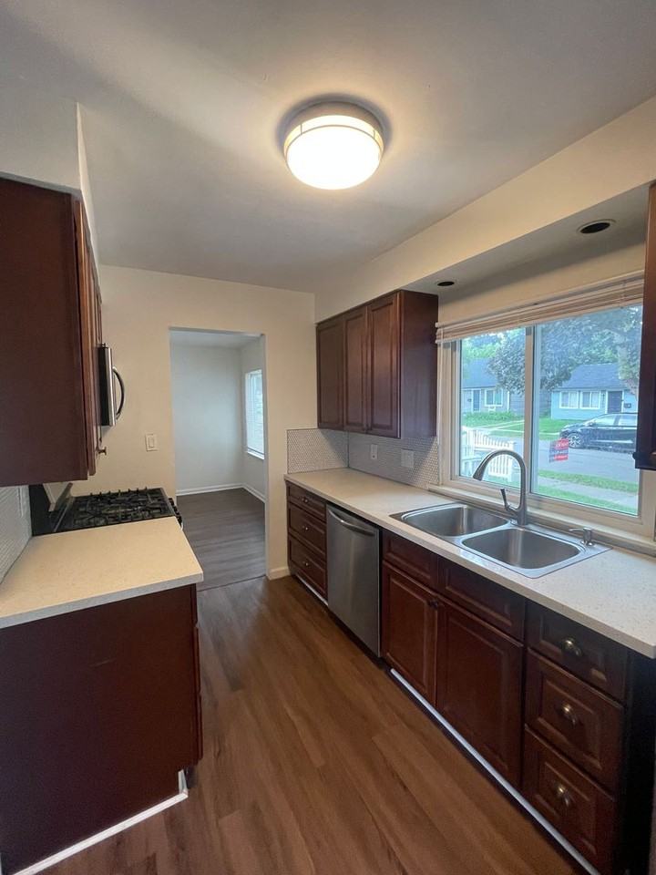 2033 Wrenson St - Photo 3 of 14