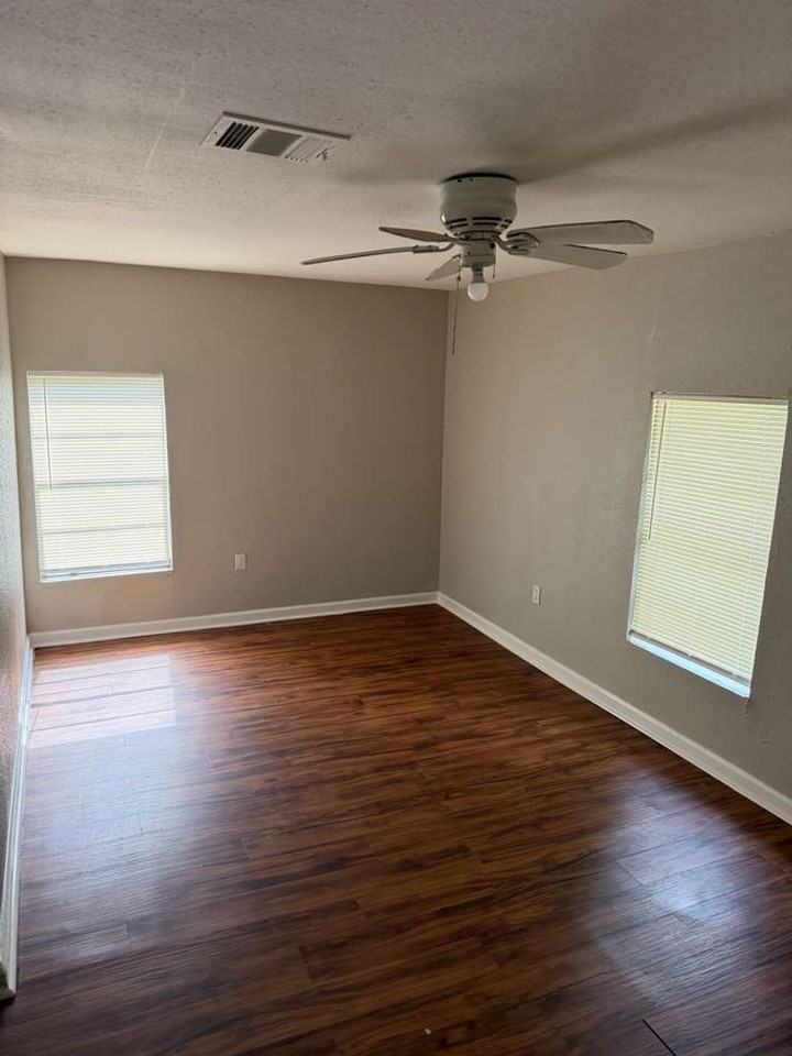 7805 Woodlyn Rd - Photo 4 of 21