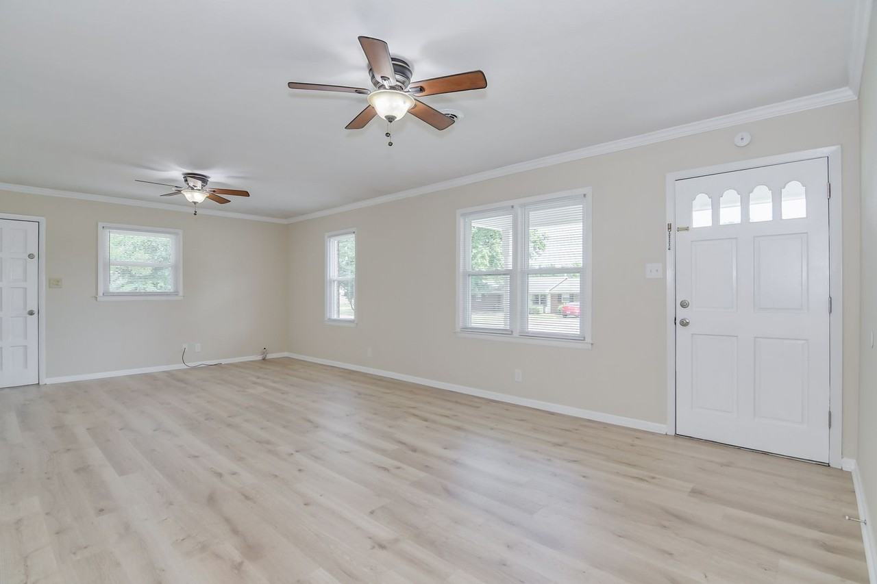 373 Westmont Dr - Photo 5 of 29