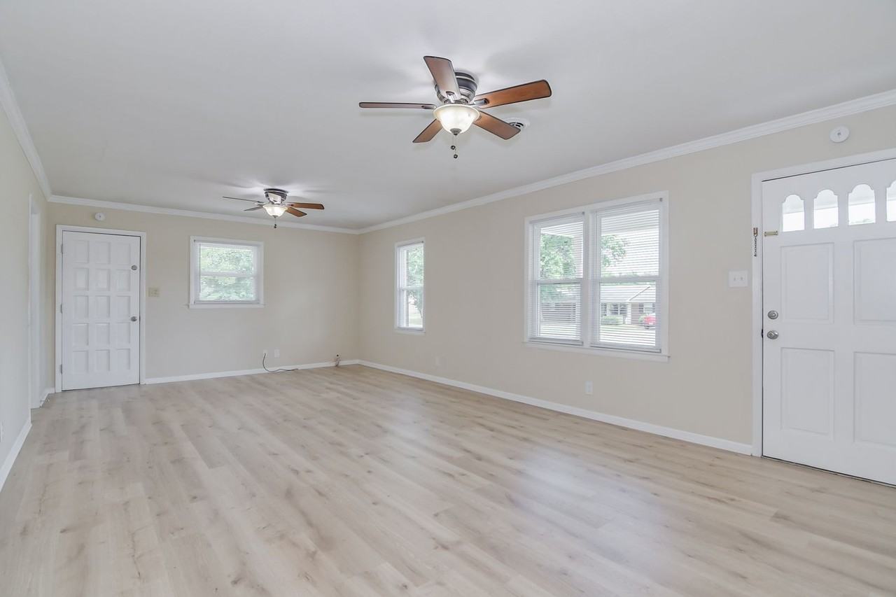 373 Westmont Dr - Photo 6 of 29