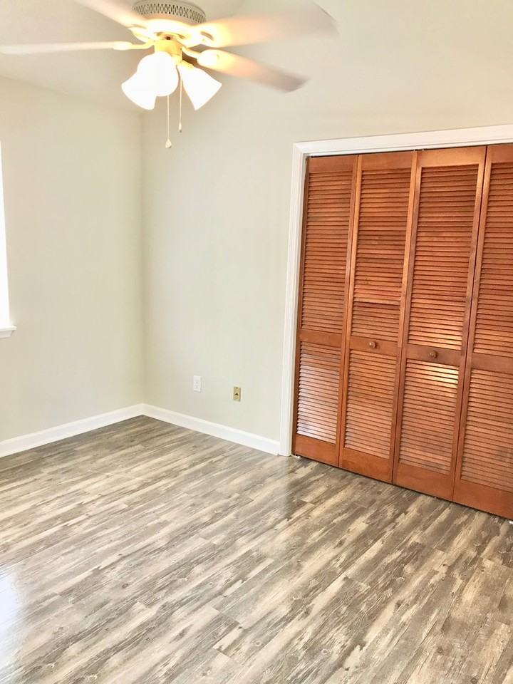 1880 Colony Dr Apt 10b - Photo 2 of 10