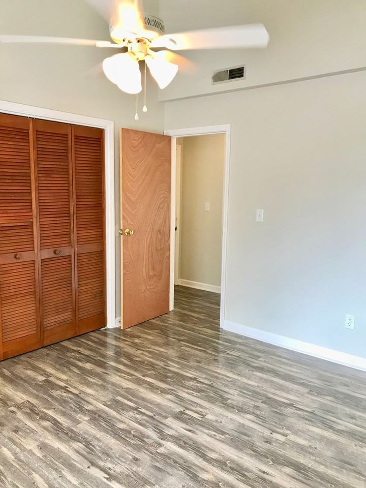 1880 Colony Dr Apt 10b - Photo 3 of 10