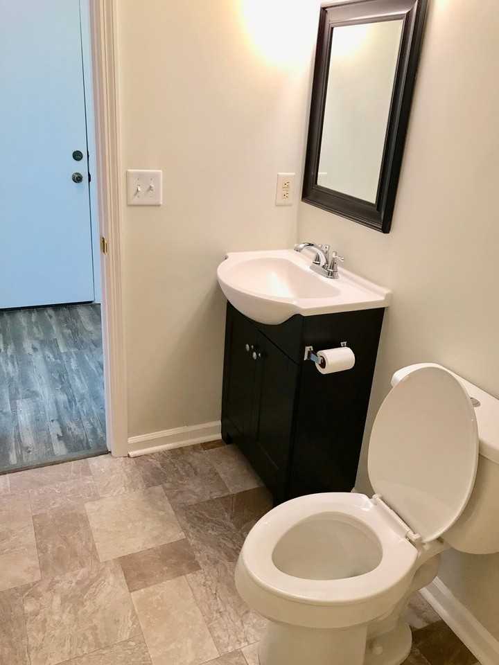 1880 Colony Dr Apt 10b - Photo 4 of 10