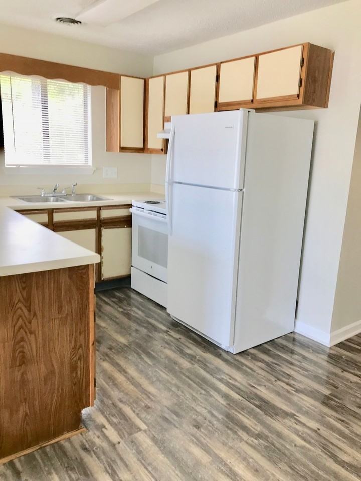 1880 Colony Dr Apt 10b - Photo 6 of 10