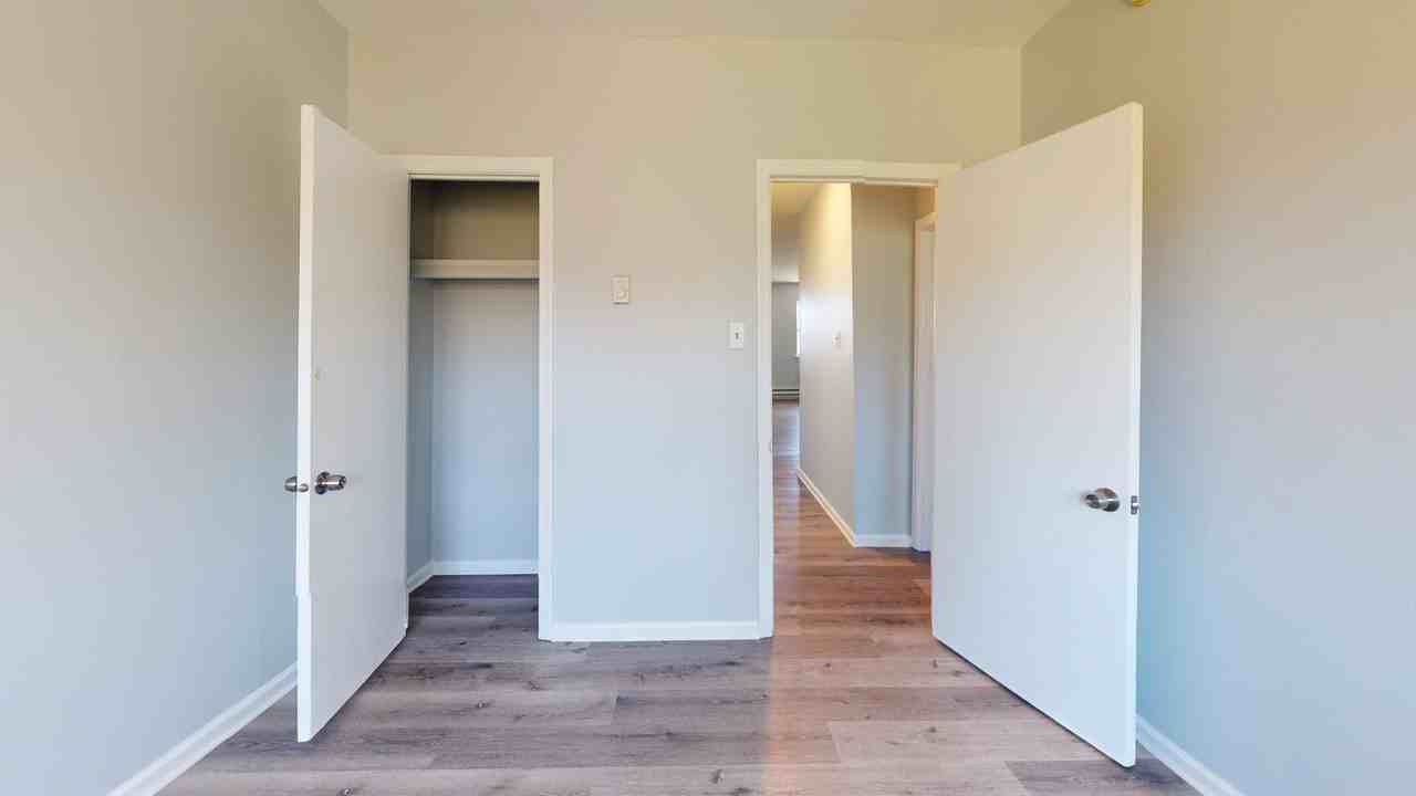 754 E 25th St - Photo 5 of 8