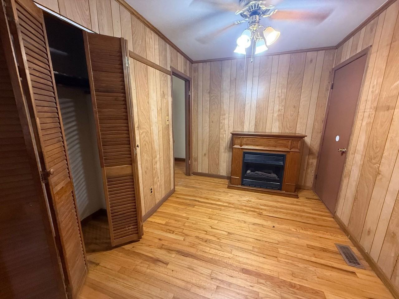 1017 Vance St E - Photo 5 of 13