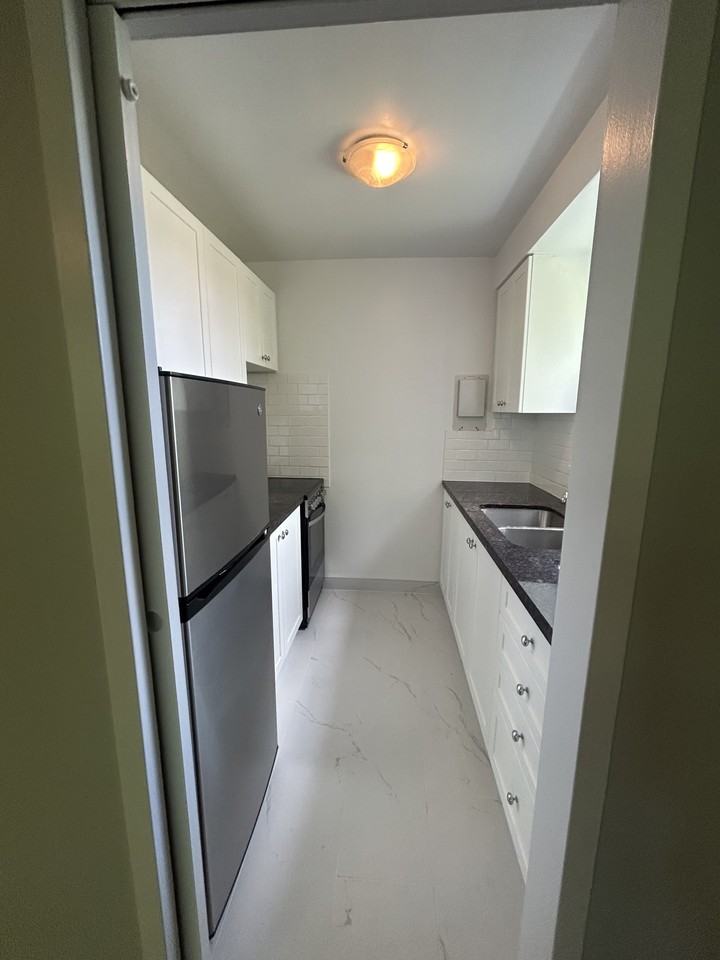 1299 Bayview Avenue - Photo 4 of 8