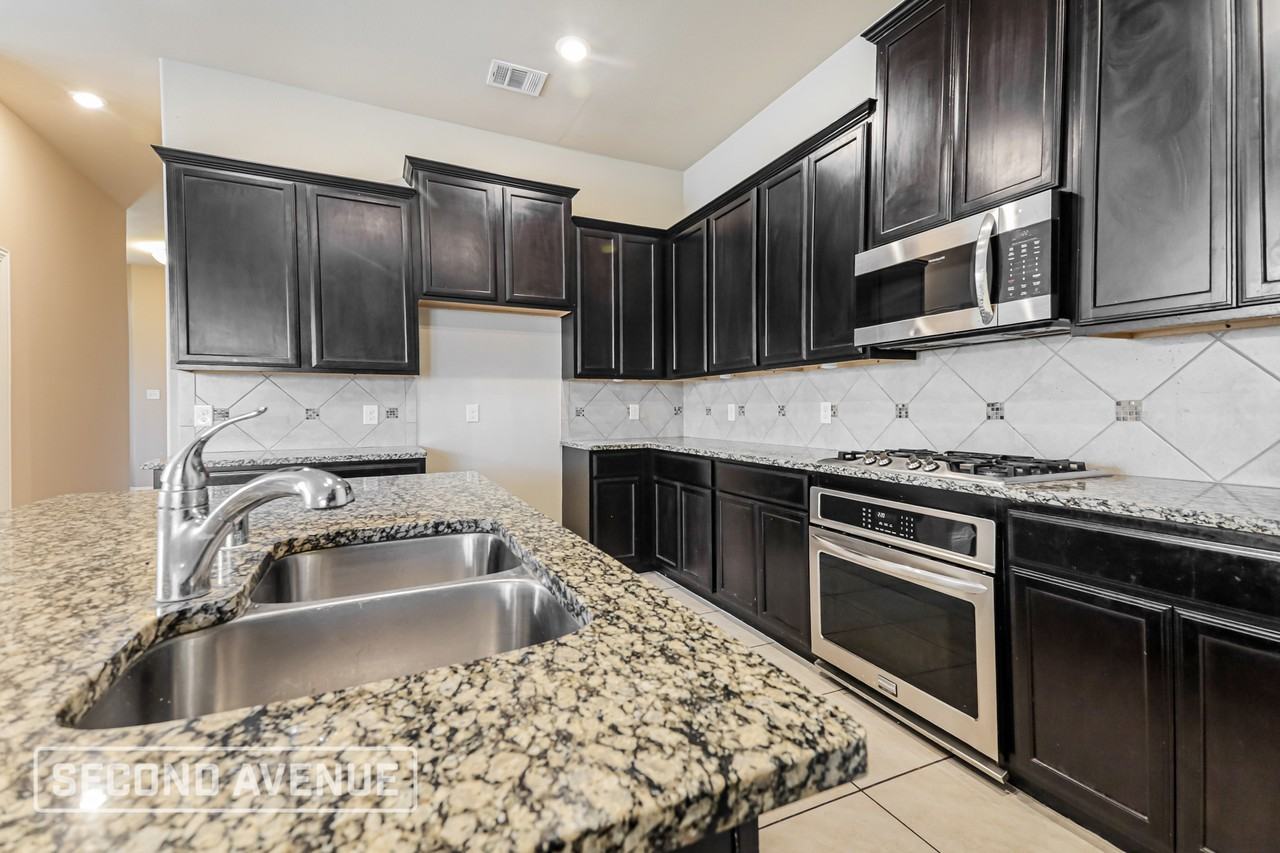 3611 Brazos St - Photo 4 of 28