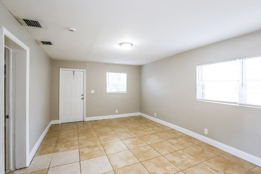 1608 Nw 16th St - Photo 3 of 16