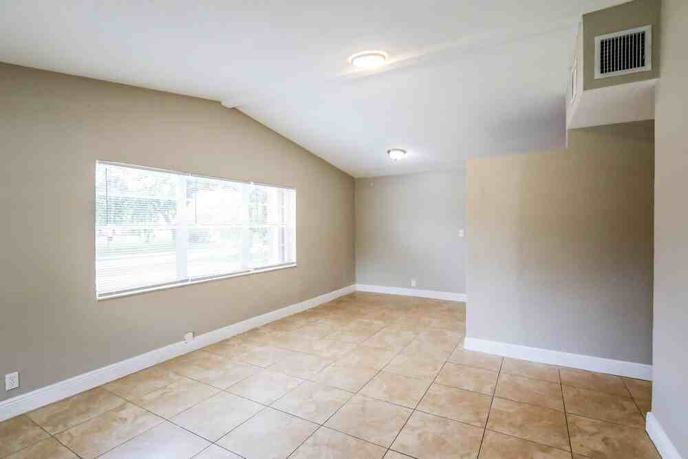 1608 Nw 16th St - Photo 4 of 16