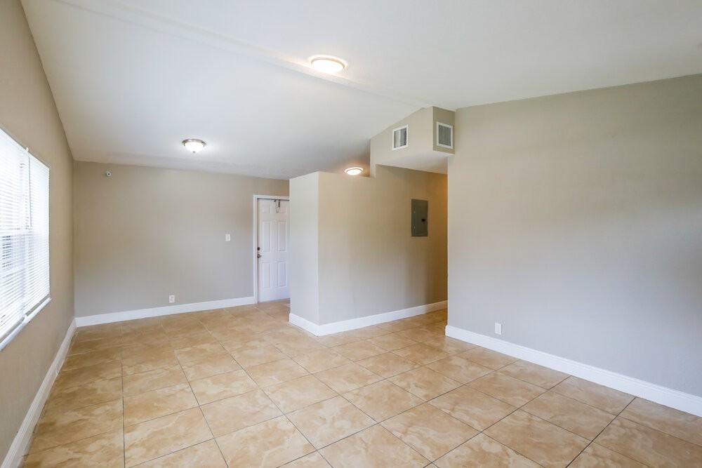 1608 Nw 16th St - Photo 5 of 16