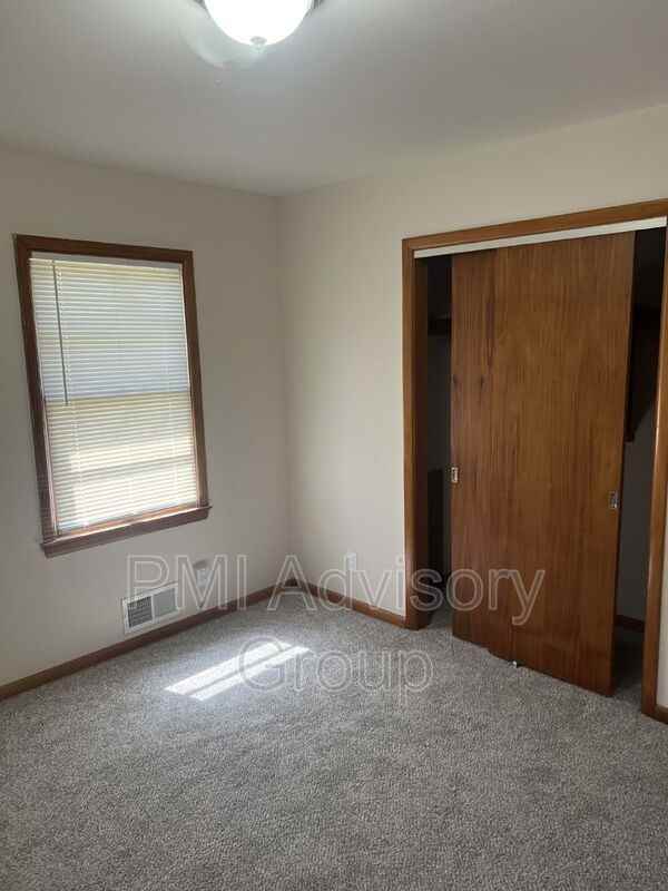 3605 Sw 9th St - Photo 2 of 9