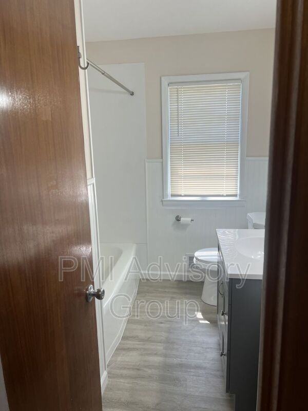 3605 Sw 9th St - Photo 4 of 9
