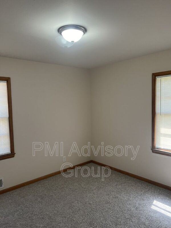 3605 Sw 9th St - Photo 5 of 9