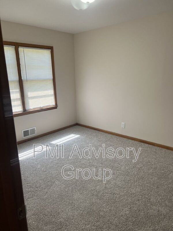 3605 Sw 9th St - Photo 7 of 9
