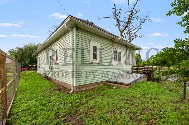 1405 S Ida St - Photo 6 of 27