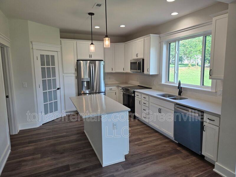 890 Crenshaw St - Photo 7 of 17