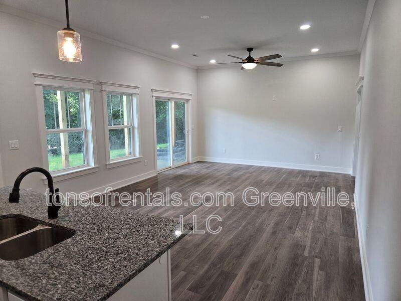 890 Crenshaw St - Photo 4 of 14