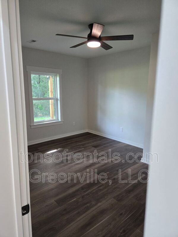 890 Crenshaw St - Photo 6 of 14