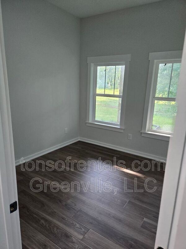 890 Crenshaw St - Photo 7 of 14