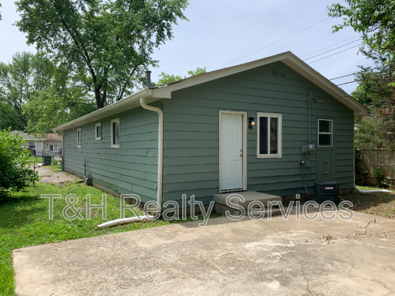 3030 Roberta Dr - Photo 3 of 18