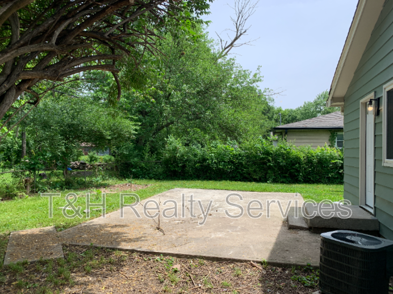 3030 Roberta Dr - Photo 4 of 18