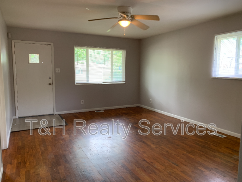 3030 Roberta Dr - Photo 5 of 18