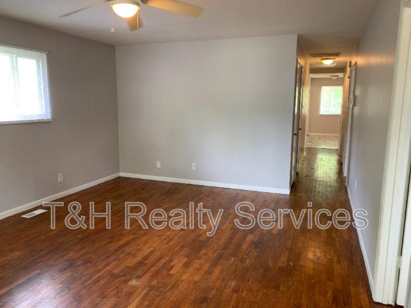 3030 Roberta Dr - Photo 6 of 18