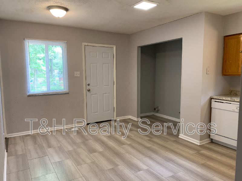 3030 Roberta Dr - Photo 7 of 18