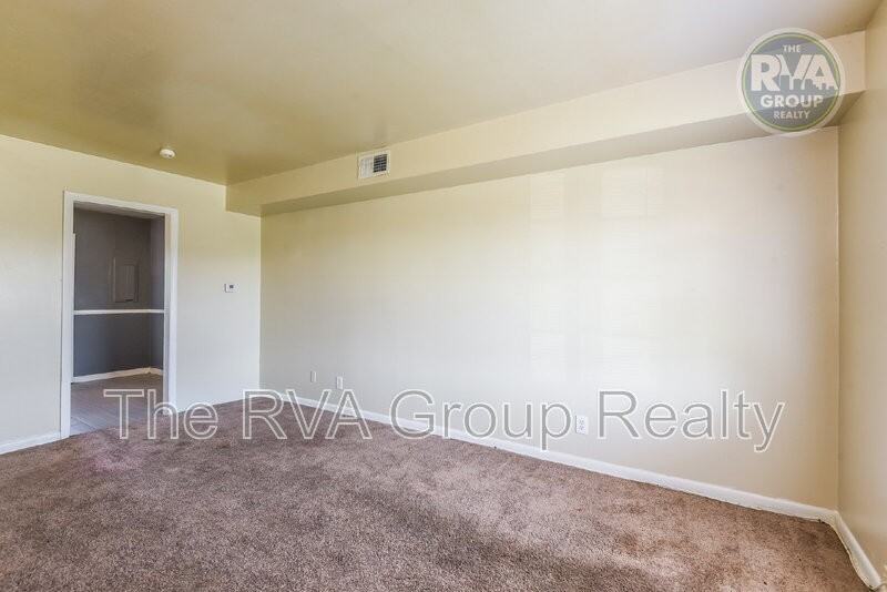 4111 N Kinsley Ave - Photo 3 of 16