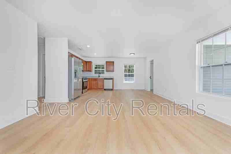 1030 Se 52nd St - Photo 2 of 19