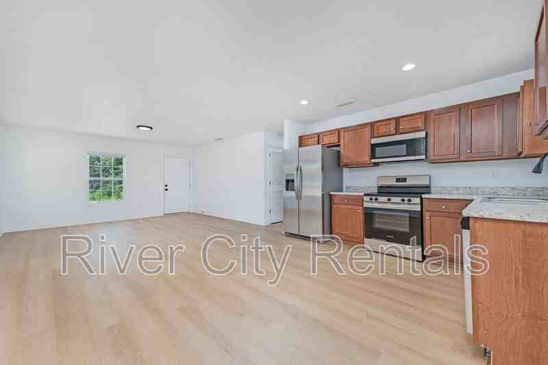 1030 Se 52nd St - Photo 3 of 19