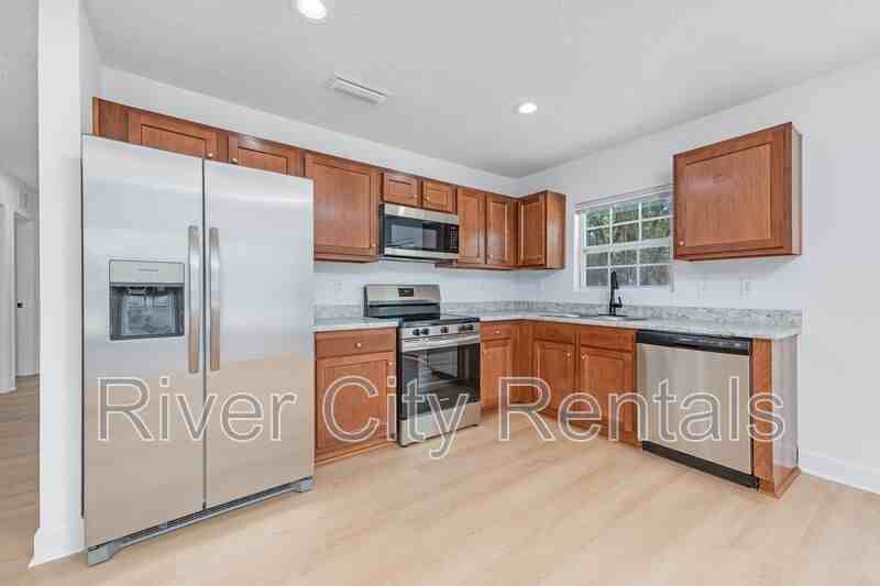 1030 Se 52nd St - Photo 4 of 19