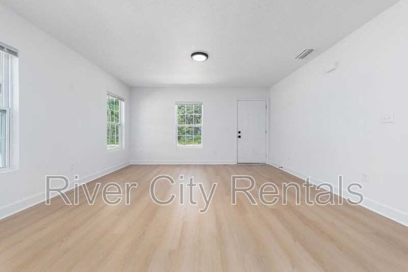 1030 Se 52nd St - Photo 5 of 19