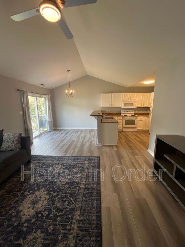 33 Woodcreek Cir - Photo 3 of 12