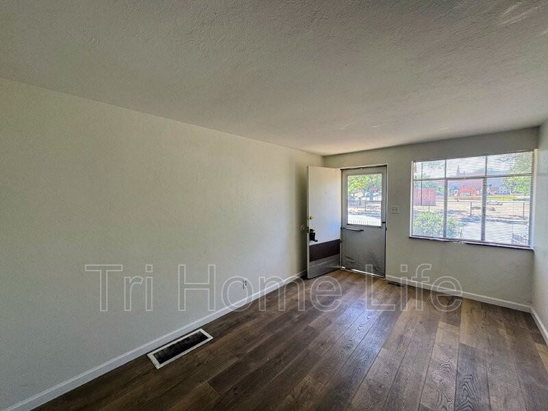 9285 E 14th Ave - Photo 3 of 11