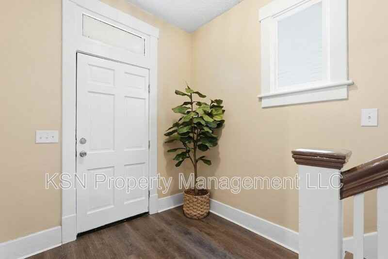716 W 38th St - Photo 3 of 25