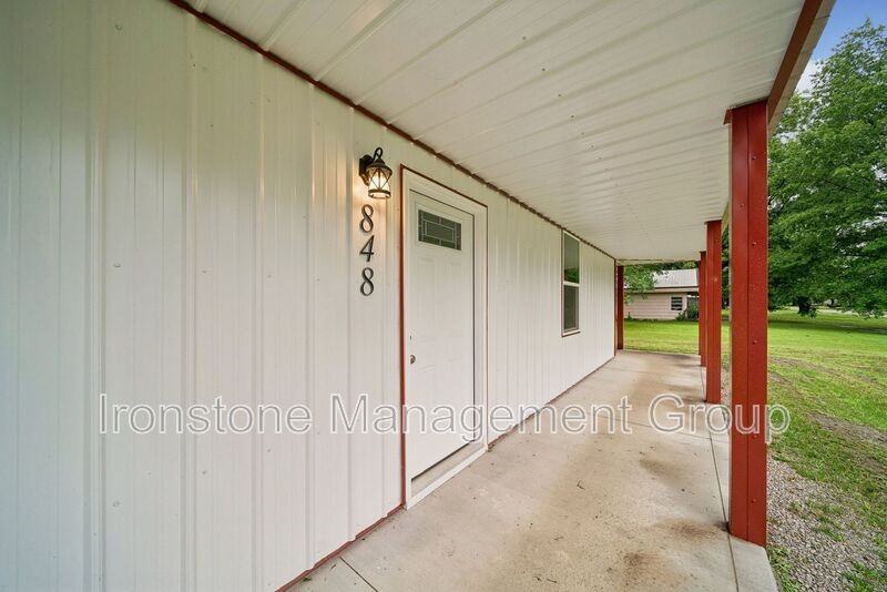 848 S Pine St - Photo 2 of 9