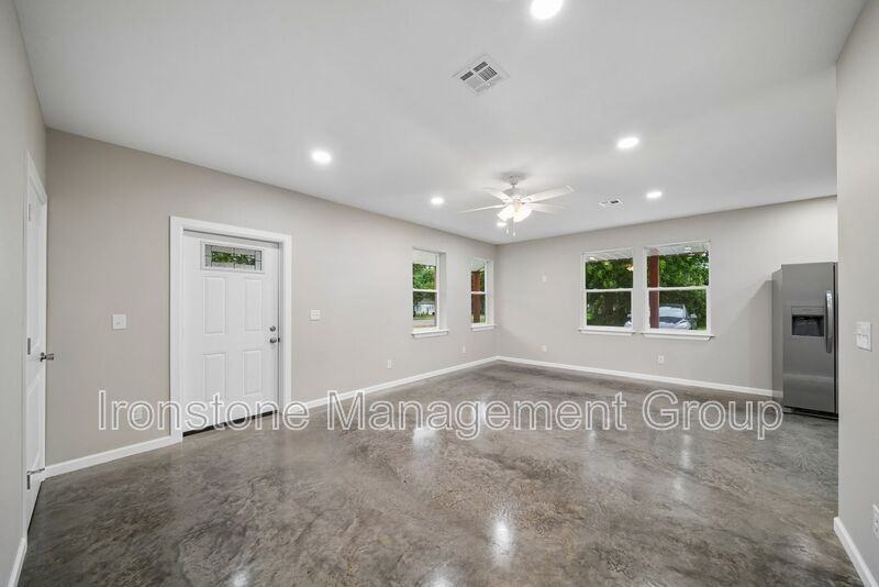 848 S Pine St - Photo 3 of 9