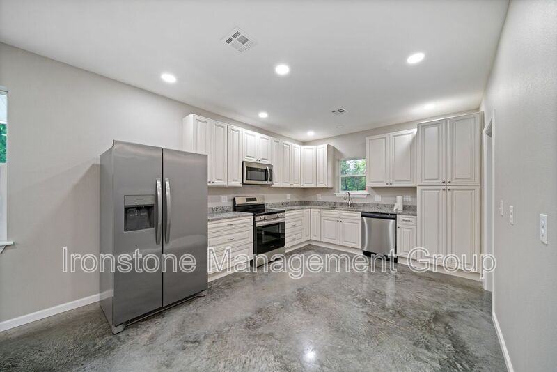 848 S Pine St - Photo 4 of 9