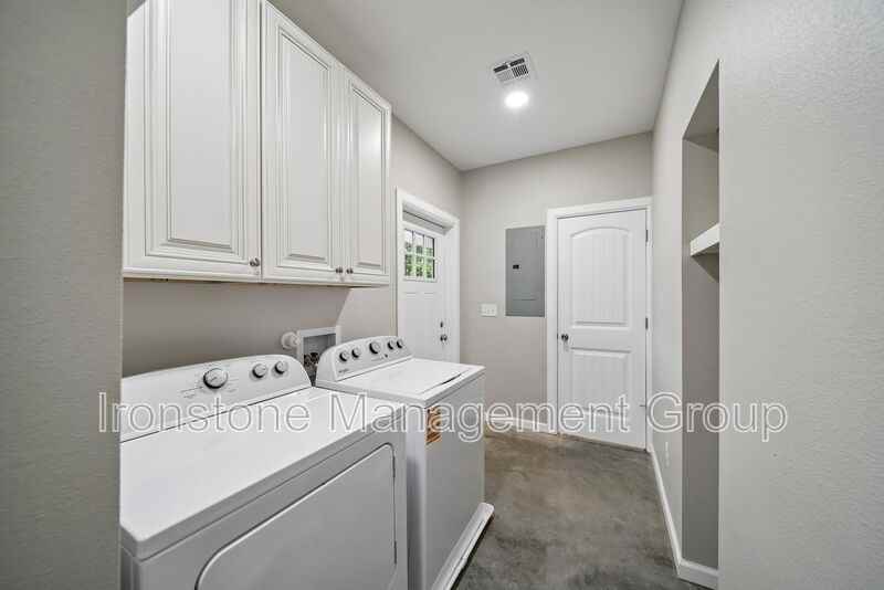 848 S Pine St - Photo 5 of 9