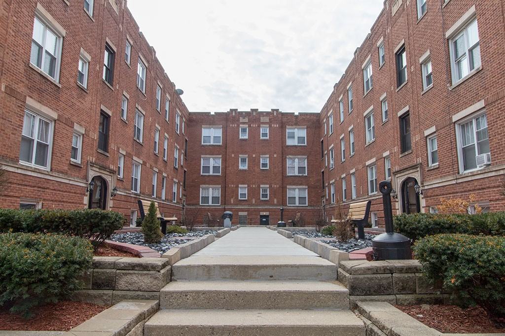 953 W Cornelia Ave #1B