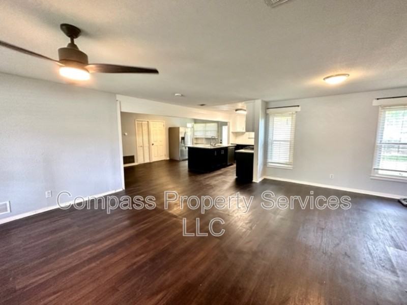 1317 Hillside St - Photo 4 of 20