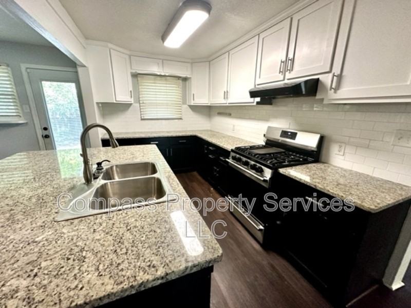 1317 Hillside St - Photo 7 of 20