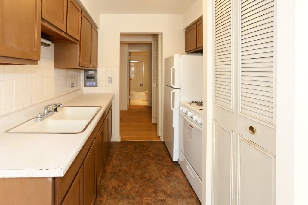 510 W Briar Pl #209 - Photo 4 of 17