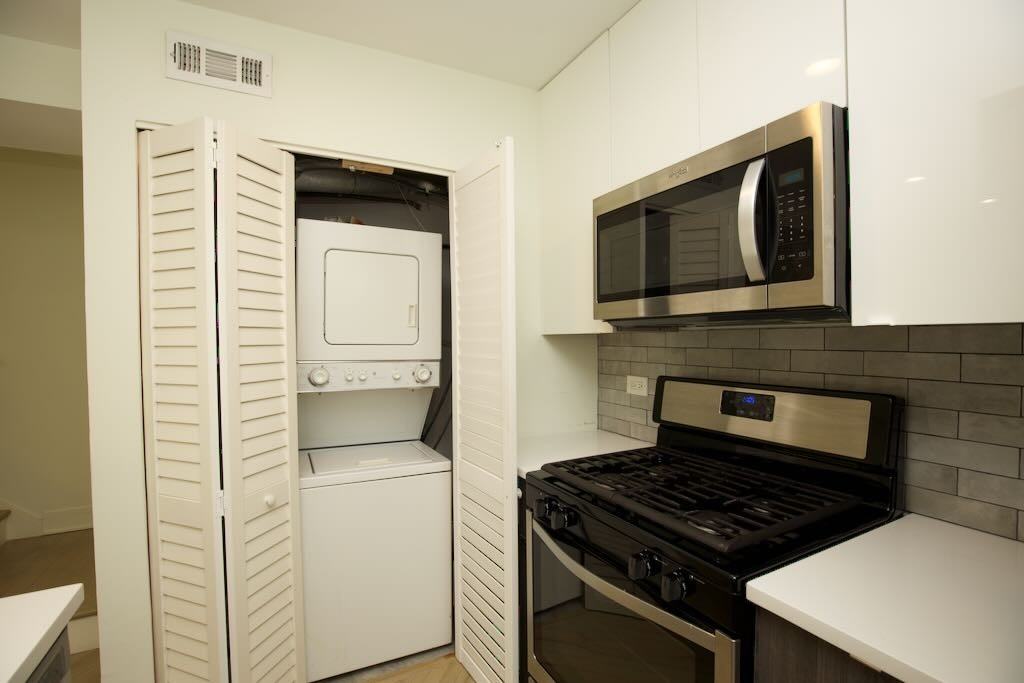 944 W Grace St #H201 - Photo 5 of 19