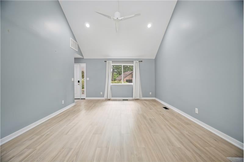 1044 Commodore Dr - Photo 7 of 39