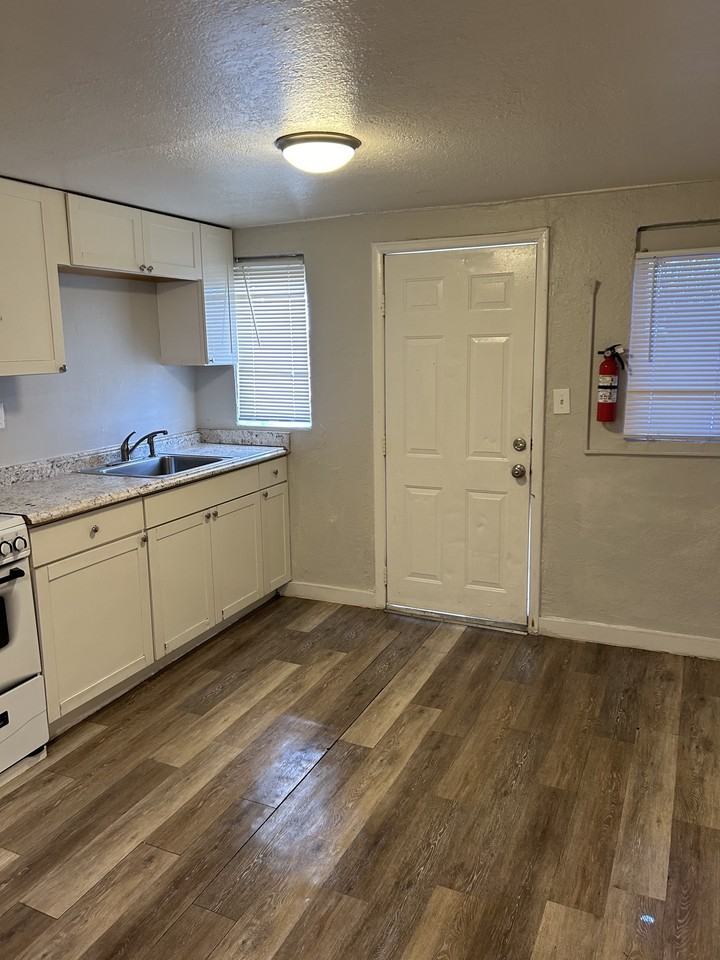 636 South Quitman Street - Photo 3 of 10
